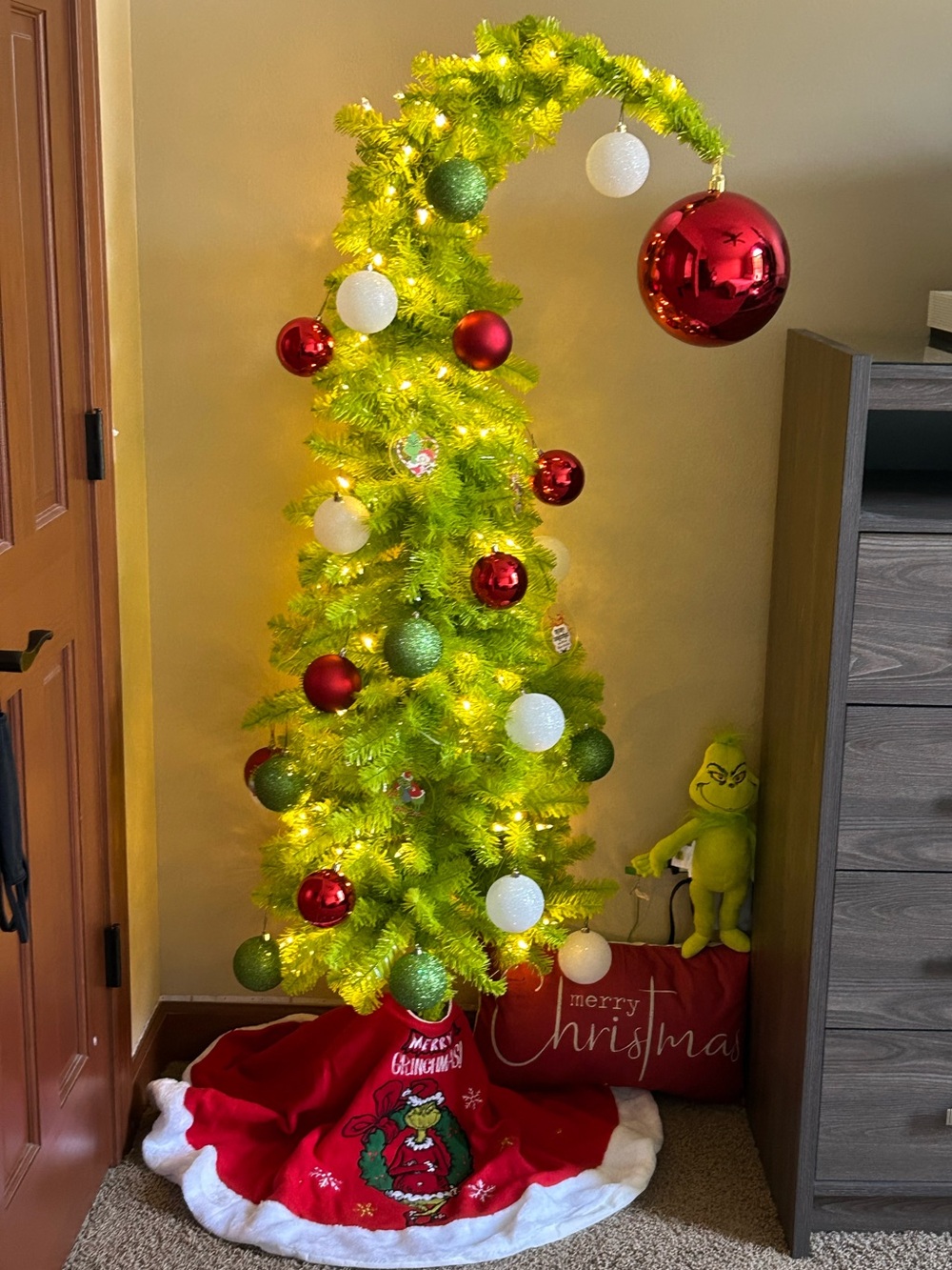 The Grinch 3PC Pillow Set- (2) 18x18 Light Up Pillows & (1) 12x20 Pillow🎄 - Picture 5 of 5